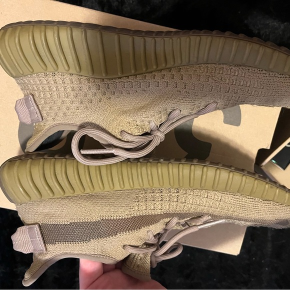 Yeezy Boost 350 v2 in Earth - Picture 4 of 7
